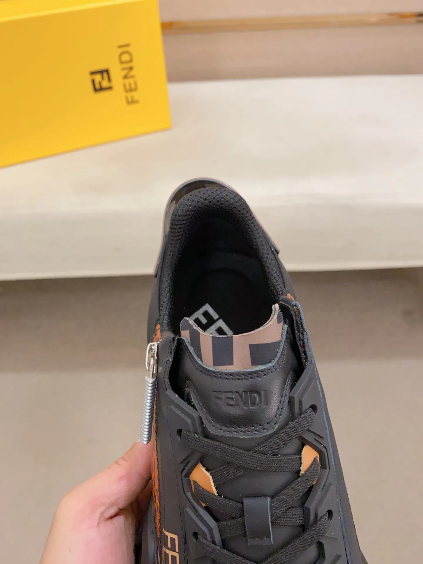 Men's shoes💰: 540💰(Higher version) [Fendi] Fendi's latest casual shoes for men! Available at counters simultaneously! A one-to-one replica of the original. Made entirely of imported top-grain calfskin, the interior is made of top-grain water-dyed cowhide, and the original factory-supplied rubber outsole. Leading new fashion concepts. Matching code: 38-44. 45 can be customized and non-returnable!